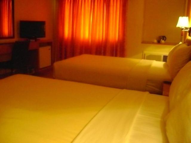 Pamulinawen Hotel Laoag Room photo