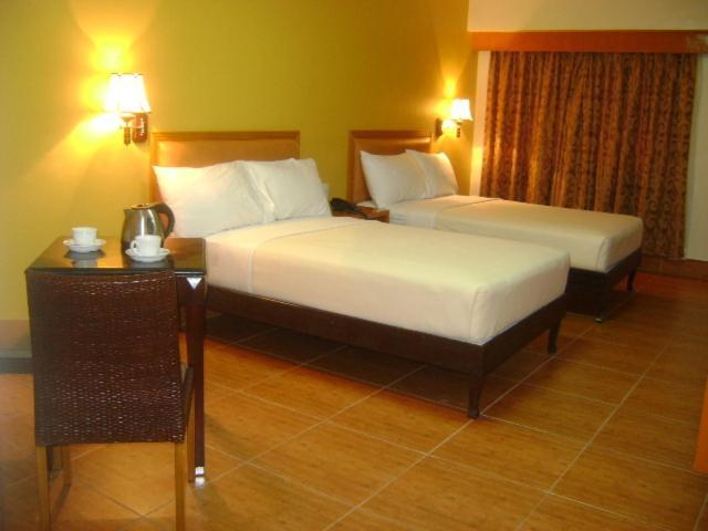 Pamulinawen Hotel Laoag Room photo