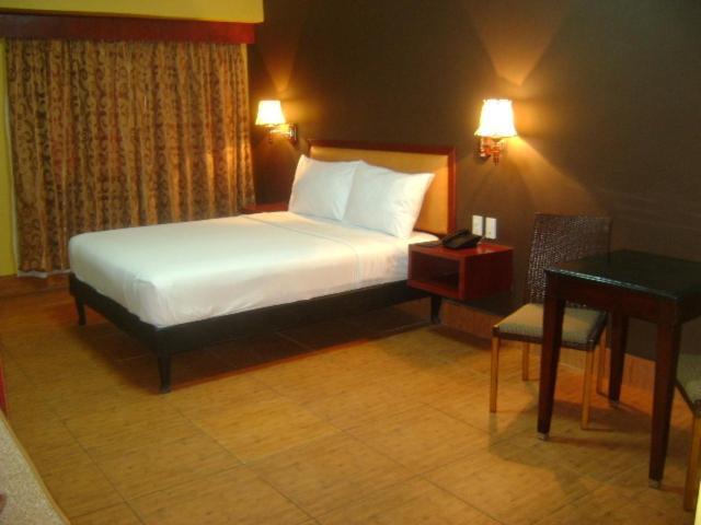 Pamulinawen Hotel Laoag Room photo