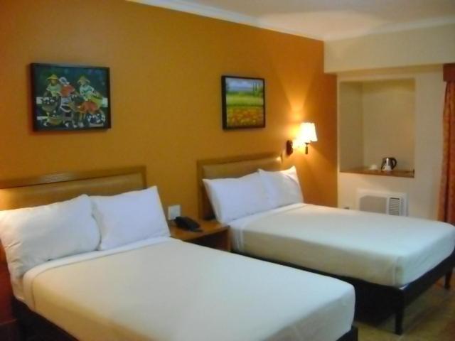 Pamulinawen Hotel Laoag Room photo