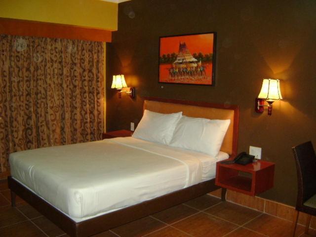 Pamulinawen Hotel Laoag Room photo